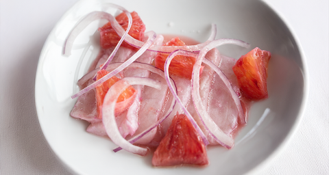 Ceviche de doré de mer aux oranges sanguines et oignons rouges