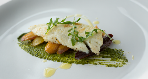 Filet de sole poêlé, pesto de roquette et carottes fondantes