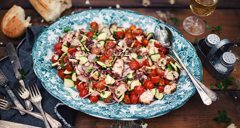 Salade de pieuvre grillée avec légumes du jardin