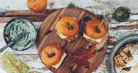 Burgers de saumon avec pain brioché et mayonnaise au basilic