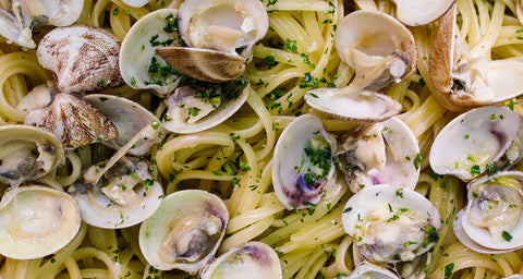 Assiette de linguines aux palourdes fraîches et persil