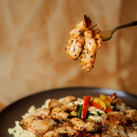 Assiette de crevettes sauvages grillées aux herbes