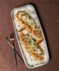 Assiette de truite aux poireaux gratinée 
Un repas réconfortant et prêt à réchauffer, idéal pour les soirs de semaine pressés !
TROUT & LEEK GRATIN PLATTER